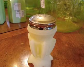 Milk glass shaker