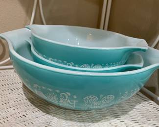 vintage pyrex love these bowls