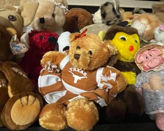 huge amount of stuffed animals - many retro/and vintage