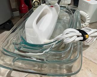 pyrex and lots more kitchen items