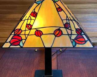 Quoizel Tiffany Style Table Lamp
