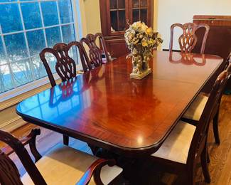 Beautiful dining room table with additional leaves to expand. Matching Chippendale style chairs