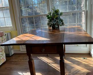 Drop leaf table