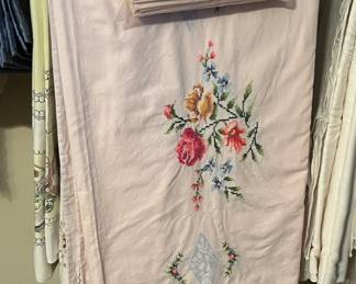 Beautiful large embroidered tablecloth w/12 napkins