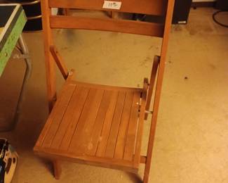 Child’s folding chaiy