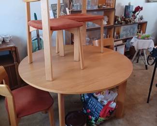 Table and 6 chairs with leaf mid century