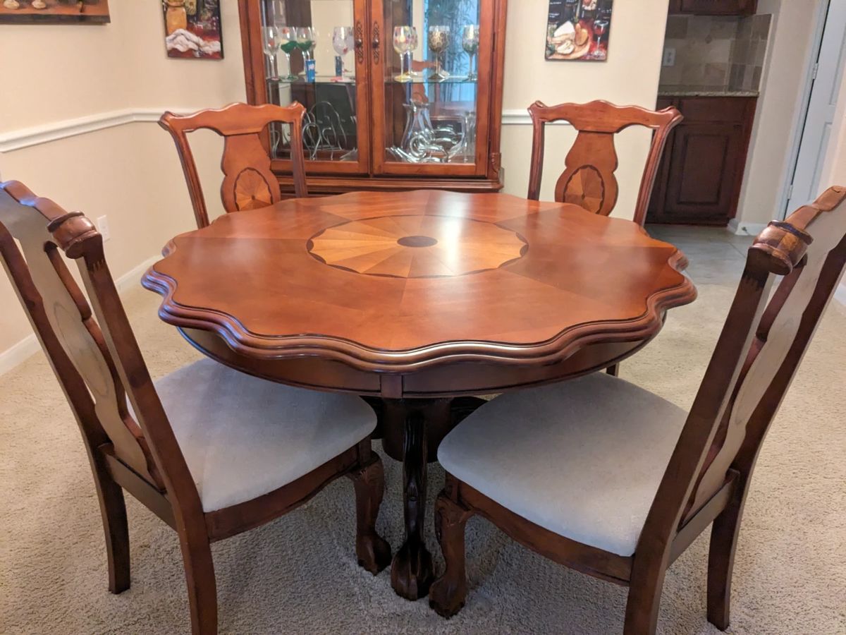 Table and 4 chairs 