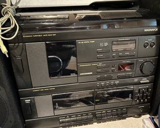 MAGNAVOX SYSTEM WITH SPEAKERS.