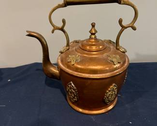 ATTRACTIVE BRASS HOT WATER POT.