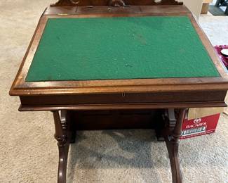 ANTIQUE VICTORIAN WRITING DESK.