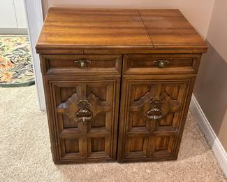 VINTAGE SINGER SEWING CABINET...