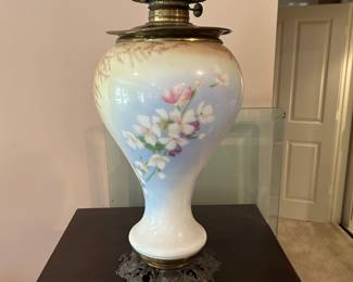 ANTIQUE OIL LAMP.