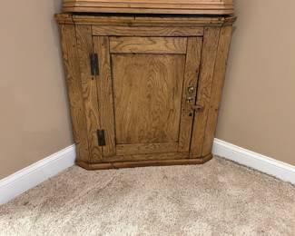 SEPERATE FLOOR CABINET SOLD SEPERATELY.