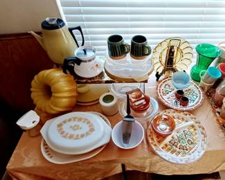 Vintage Kitchen. Pyrex!