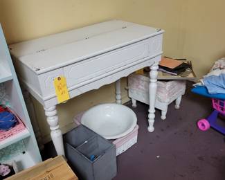 Vintage painted desk with lift top and lap shelf that pulls out for computer.