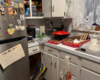 Check out that vintage wok! And it has two Chinese cookbooks with it.