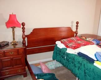 Henkle Harris Queen Bedroom Set (Queen Bed, Chest of Drawers, Dresser with Mirror, Nightstand)