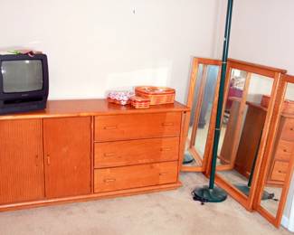 5 pc. Queen Bedroom Set (Queen Bed, 2 Chests, Dresser with Mirror, Nightstand)