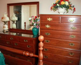 Henkle Harris Queen Bedroom Set (Queen Bed, Chest of Drawers, Dresser with Mirror, Nightstand)