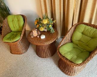Nice clean vintage wicker set 