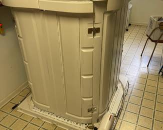 Hardly used shower bay. 