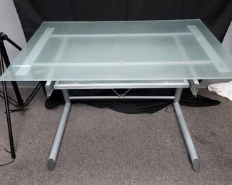 Modern Industrial Style Metal Frame Desk With Tempered Glass Top Desk With Pull Out Tray