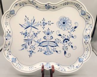 Vintage large Meissen Blue Onion scalloped edge platter