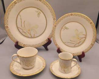 Royal Doulton Fine China "White Nile"
• 15 - dinner plates
• 18 - salad
• 13 - dessert plates
(not pictured)
• 12 - coffee cups
• 12 - saucers
• 4 - cappuccino cups
• 4 - saucers