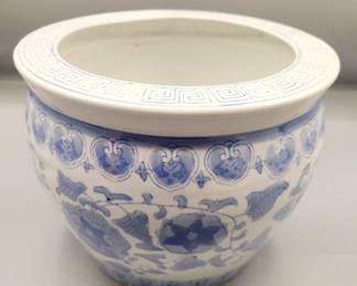 China white & blue porcelain "aquarium" pot cover