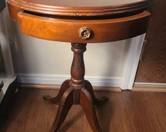 Drum table w/drawer & metal claw feet