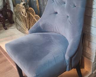 Tufted accent chair