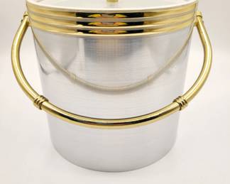 Stainless ice bucket
Preferred Stock Barware