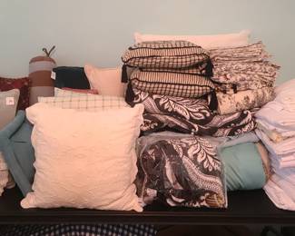 Bedding includes LOTS of decorative pillows & comforters