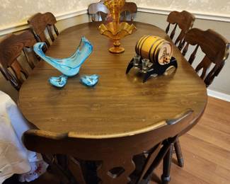 Early American Dining Table with 6 Chairs and 2 Leaves - Farmhouse Style