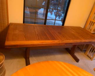 Pine sawbuck table