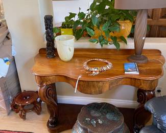Gorgeous veneer on the is table - donghia lamp