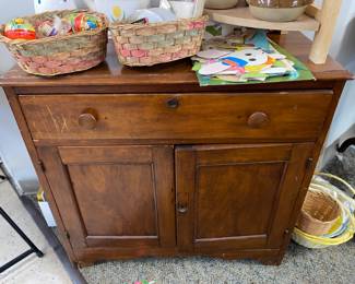 1 drawer chest with storage below