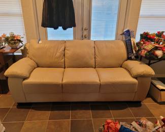 NICE LEATHER SOFA--DOES NOT MAKE A BED