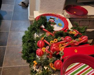 MORE GARLAND AND PLASTIC TRAYS/BOWLS