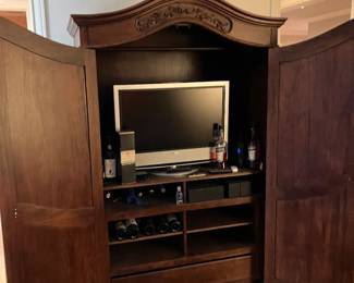 Armoire $200.
