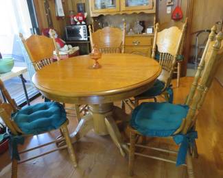 Oak Dining room set in lovely condition - six chairs (5 shown) Table comes with 18" leaf.