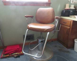 Salon chair in great condition! 