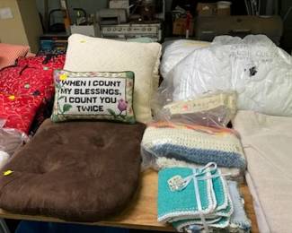 Miscellaneous pillows and other bedding items