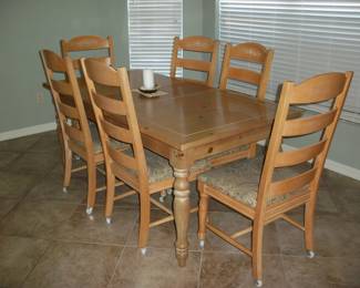 Broyhill Furniture Pine Table with 6/Chairs on caster and 2/Leaf.