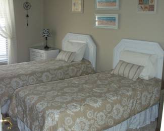 Made in U.S.A. : 7pcs. White Wicker & Wood TWIN Bedroom suite.