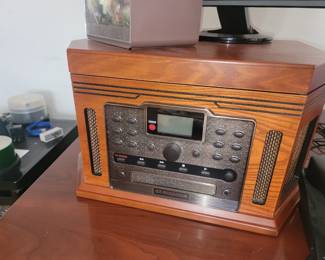 Antique look CD player / Turntable - Recordable albums to CDs