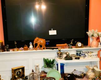 Very large screen Samsung TV including wall mount. Home Decor and collectibles