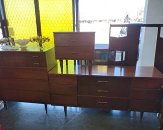 Harmony House Midcentury five piece bedroom set