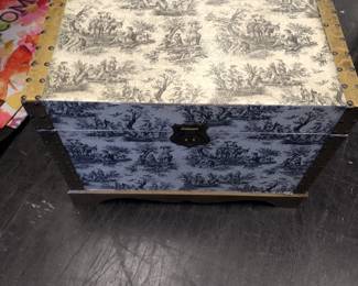 Decorative box/trunk