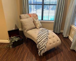 Casual Lounger Chair (like new condition)